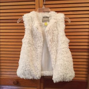 NWOT Bernardo faux Sherpa fur ish vest girls 10/12